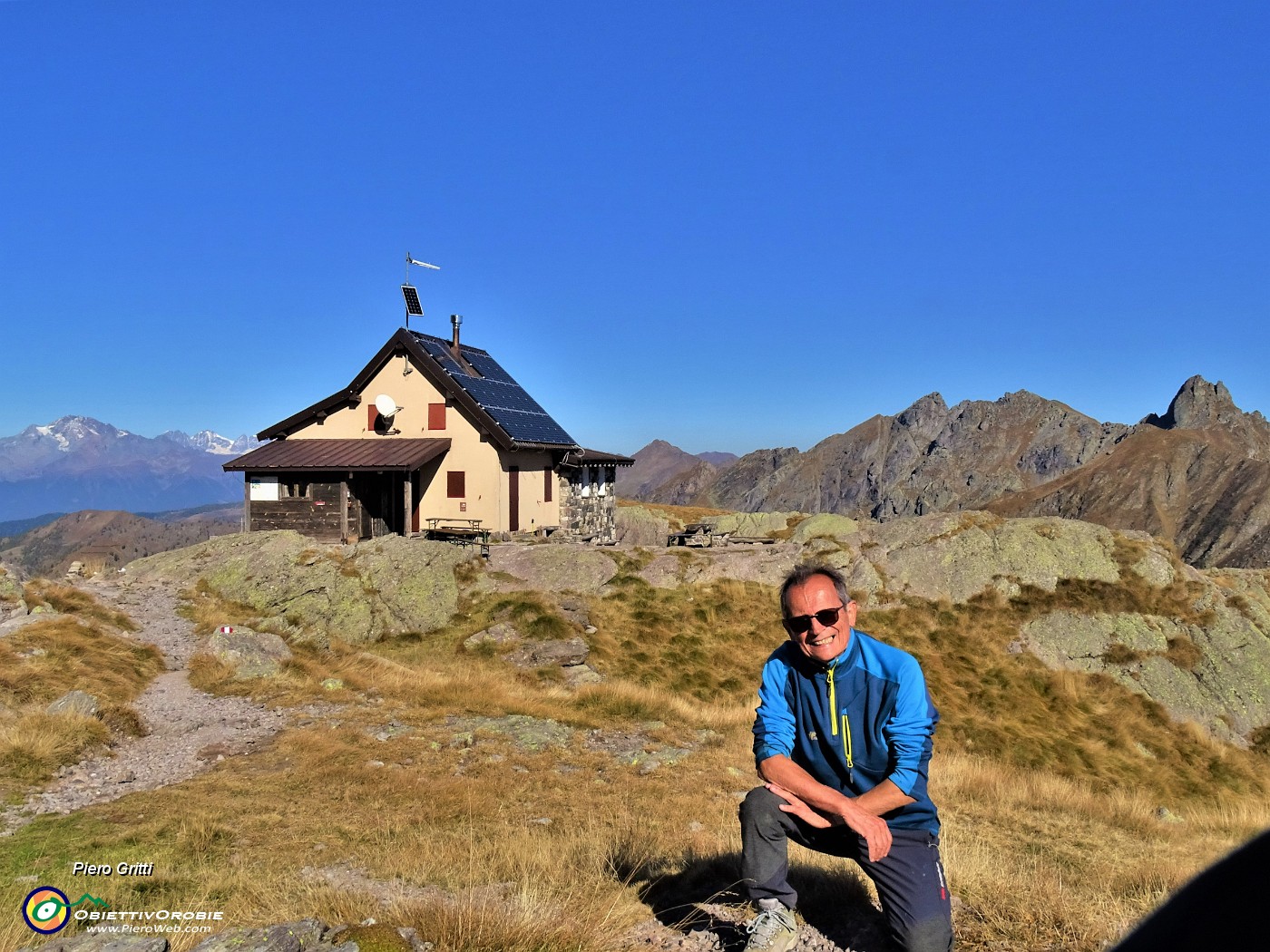 03 Bello salire al Rif. Benigni (2222 m) con vista in Orobie (Valletto) da un lato e in Alpi Retiche (Disgrazia) dall'altro.JPG